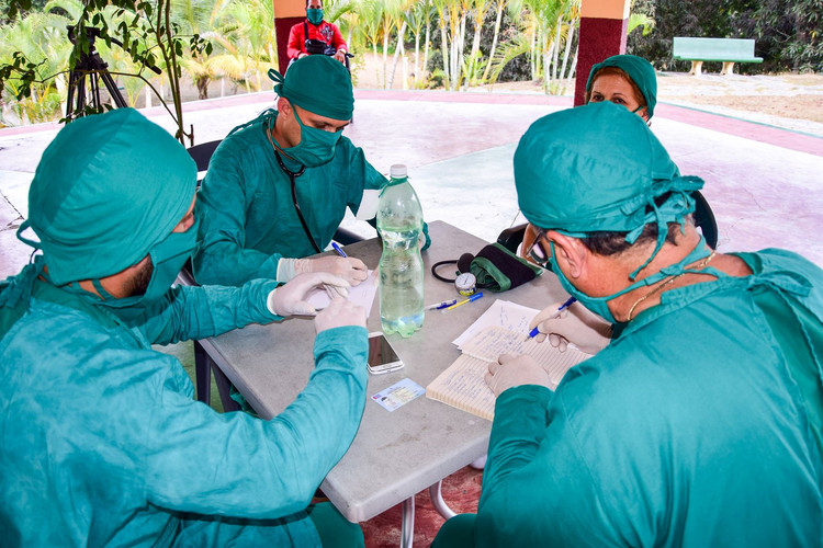 Dinámicas del Centro de Aislamiento Aguas Claras El equipo médico en plena faena.