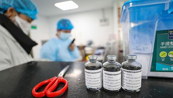¿Cuáles son los 4 tratamientos que la OMS estudia para combatir la COVID-19? Frascos de Remdesivir en un hospital de Wuhan, China, para tratar pacientes enfermos con la COVID-19. Foto: Yuan Zheng/Feature China/via Newscom.
