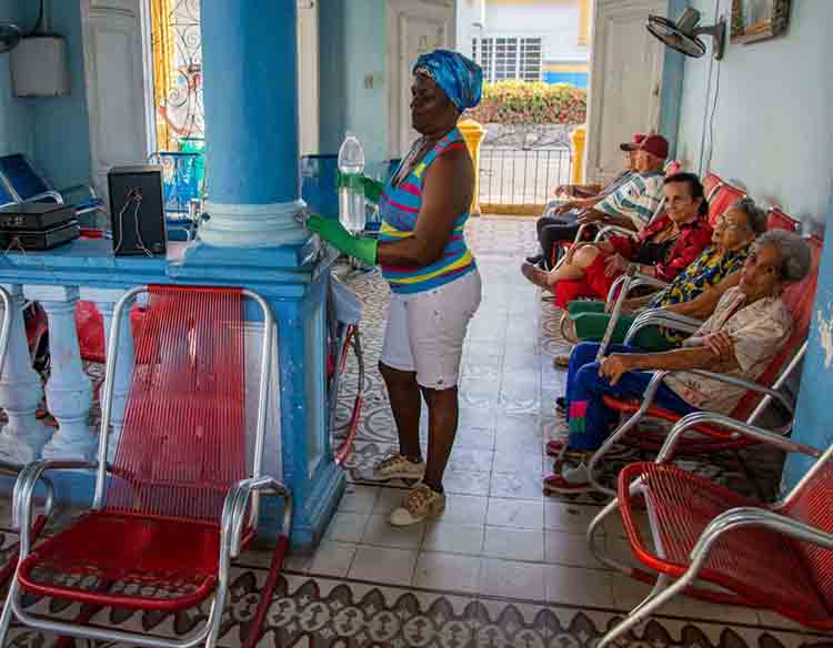 En Pinar del Río, atención diferenciada a los ancianos El cuidado y protección de los adultos mayores que van a las casas de abuelos es prioridad de todos los que allí laboran, ante la presencia del COVID-19, en Pinar del Río, Cuba, 25 de marzo de 2020. ACN FOTO/Rafael FERNÁNDEZ ROSELL.