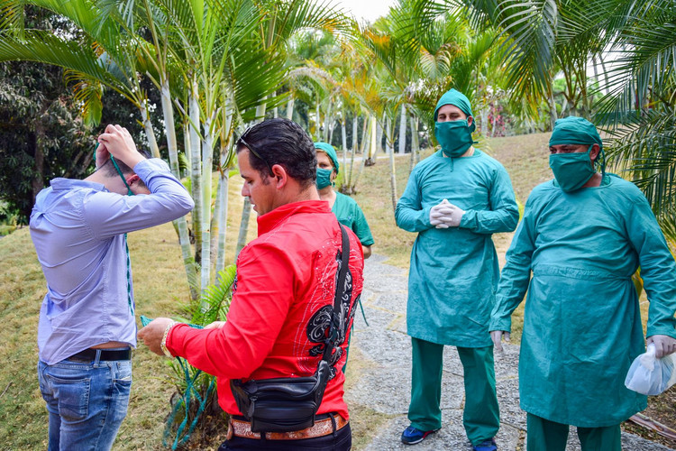 Dinámicas del Centro de Aislamiento Aguas Claras En el centro de aislamiento de Aguas Claras se garantizan las medidas de seguridad para el recibimiento de los huéspedes.