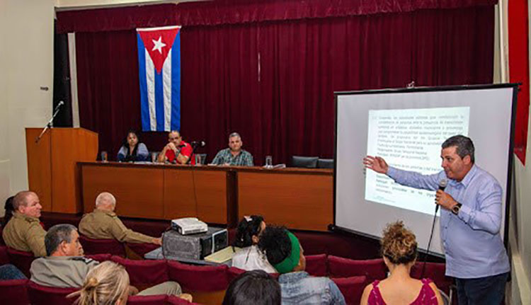 Apuntes sobre el coronavirus que debemos conocer Reunión del grupo de trabajo de Pinar del Río. / Foto de Rafael Fernández Rosell