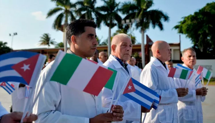 Los médicos y enfermeras de la Brigada Médica Internacional Henry Reeve de Cuba se despiden antes de viajar a Italia para ayudar en la lucha contra la pandemia del coronavirus COVID-19, en la Unidad Central de Cooperación Médica en La Habana, el 21 de marzo. Cuba tiene envió personal médico a docenas de países de todo el mundo con la esperanza de ayudar a aliviar una crisis global que ya ha matado a casi 20,000 personas en todo el mundo. Foto:YAMIL LAGE / AFP / GETTY IMAGES