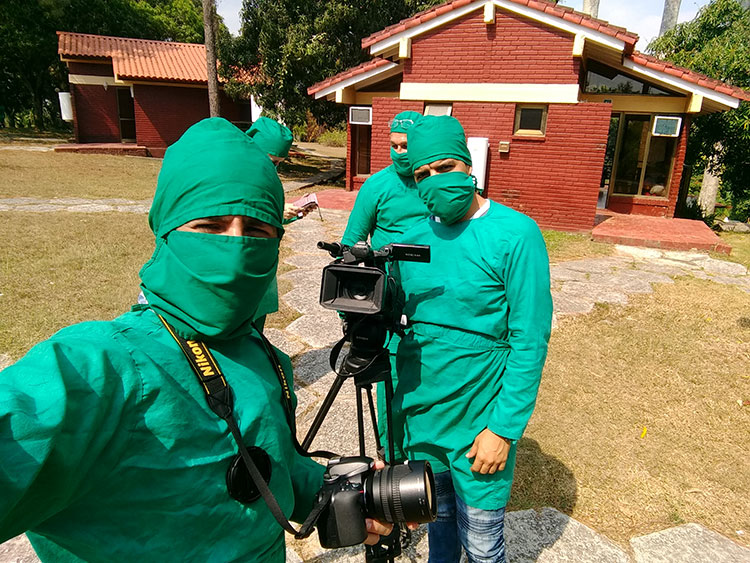 Periodismo en tiempos de coronavirus Ponen a un lado sus miedos y a través de sus cámaras llevan a todos en casa, la realidad de lo que se vive hoy.