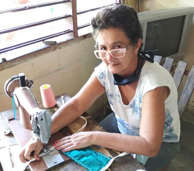 Seguir el hilo de la prevención La confección de nasabucos tiene a sus protagonistas como Laura Hernández