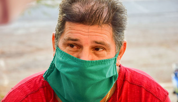 Arturo Cabrera Suárez, cubano residente en los Estados Unidos hospedado en el centro de aislamiento para viajeros del Pedagógico. / Foto: Januar Valdés Barrios