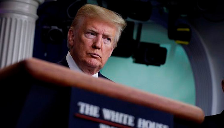 Donald Trump alarmado por el nuevo coronavirus. EE.UU. se ha convertido en el país más afectado por la enfermedad tanto en términos de casos positivos como de víctimas mortales. Foto: Yuri Gripas / Reuters.