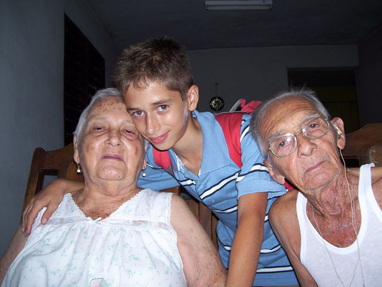 Entre todos podemos El amor familiar es esencial en la vida.