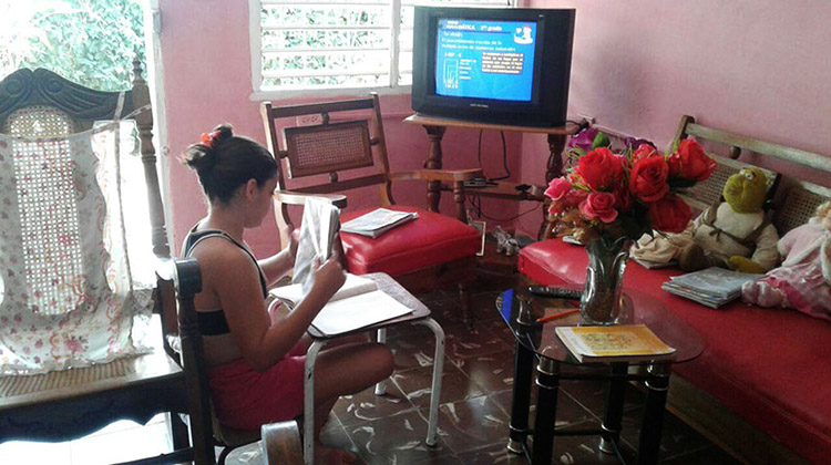 Sin tiempo para el aburrimiento Patricia en sus estudios desde casa