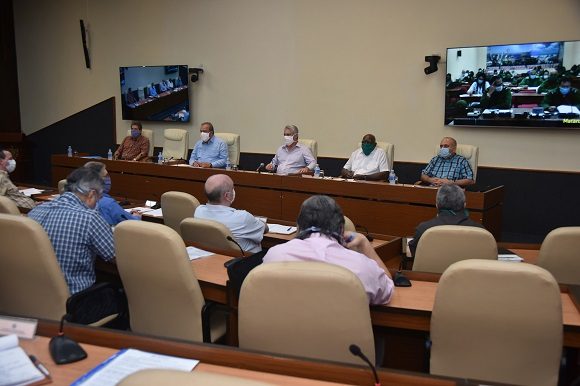 COVID-19: Cuba entró en fase de transmisión autóctona limitada Díaz Canel dijo que todavía tenemos que criticar a aquellos que siguen renuentes a acatar la disciplina imprescindible para mantener la curva de la enfermedad lo más plana posible. / Foto: Estudios Revolución.