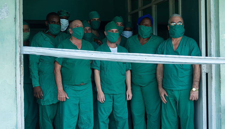 Por los nuevos comienzos, por los constantes esfuerzos Y ahí siguen, al pie del cañón. Viendo partir a ese joven y esperando que le sigan todos los que se encuentran luchando contra el virus. / Foto: Jaliosky Ajete Rabeiro