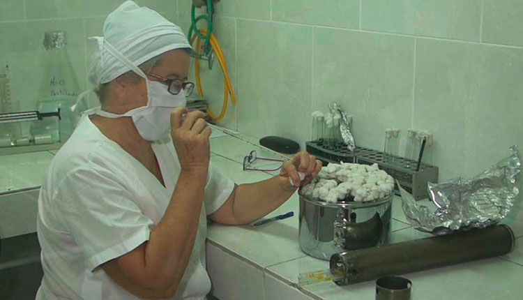 El control de la calidad se sigue con rigor en la Empresa de productos lácteos y confietería. / Foto: Pedro Paredes Hernández