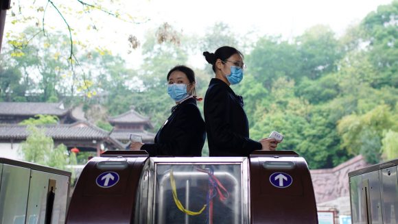 COVID-19 en el mundo: EE.UU. se convierte en el primer país en reportar más de 2 mil muertes en un solo día Personal de la atracción Yellow Crane Tower con termómetros en Wuhan, China, el 10 de abril de 2020. Foto: Reuters.