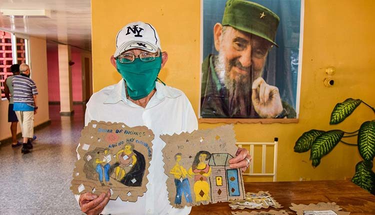 Juan Antonio refleja en sus dibujos la lucha de los cubanos contra la pandemia / Foto: Januar Valdés Barrios