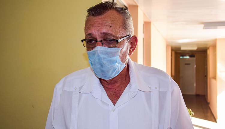 ¡Aquí tú no entras, Covid-19! Doctor Osvaldo Borges Herrera, director del hogar de ancianos Carlos Castellanos / Foto: Januar Valdés Barrios