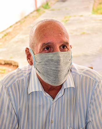 ¡Aquí tú no entras, Covid-19! Argelio Valdés González, residente del Hogar / Foto: Januar Valdés Barrios