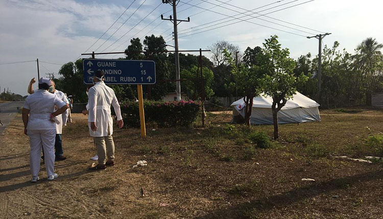 En la Ceiba se trabaja para salir victoriosos de la pandemia Punto de control en La Ceiba, Guane, Pinar del Río