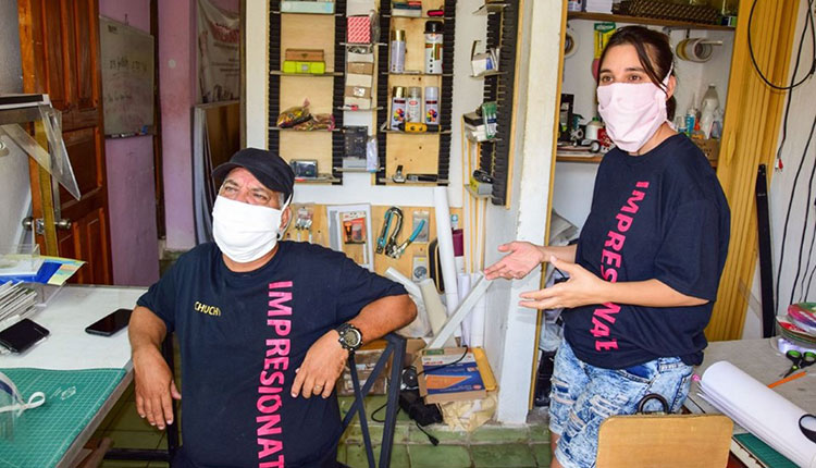 Máscaras para superhéroes Hany y Jorge Luis, gestores del proyecto Impresiónate