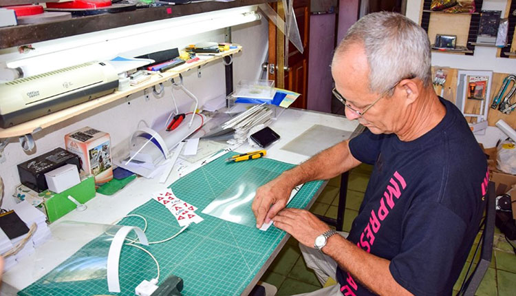 Máscaras para superhéroes Placas de acetato y tiras de PVC constituyen la materia prima fundamental usada para la elaboración de este tipo de implemento