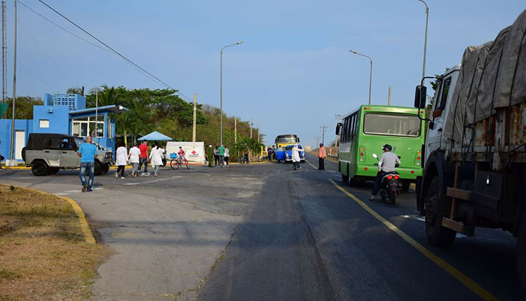 Reforzar la vigilancia en carretera, una de las vías de derrotar la COVID- 19 Punto de control en el municipio Guane, Pinar del Río