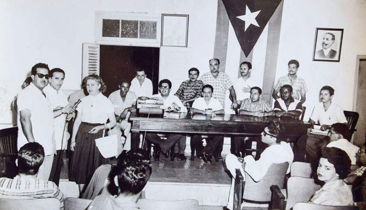 Para Agustín Cecilia el Primero de Mayo es permanente Mayo de 1959 en la CTC entrevista a los visitantes extranjeros por el locutor Adalberto Cabrera y el periodista Juan P.G. Clemente y presidida por los dirigentes José Arteaga (Pitute), Pedro Vera, Cecilia y otros.