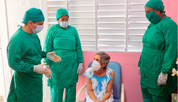 La paciente Celenia Romero junto a parte del equipo médico que la acompañó durante su ingreso en el hospital León Cuervo Rubio