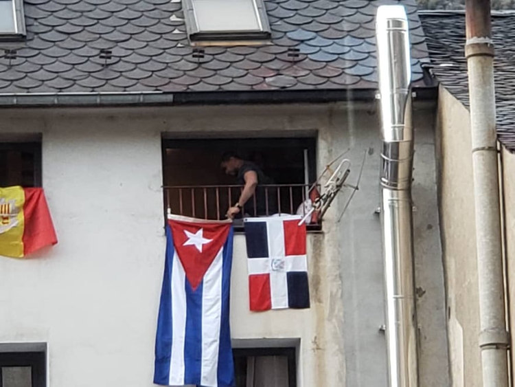 Una Mariana de estos tiempos En algunas ventanas del Principado de Andorra ya ondean juntas la bandera de esas tierras y la cubana.