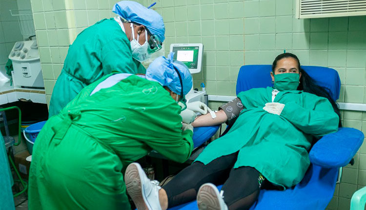 Yunaisy Otero Rivero siente placer en donar su plasma hiperinmune para ayudar a la recuperación de pacientes graves y críticos