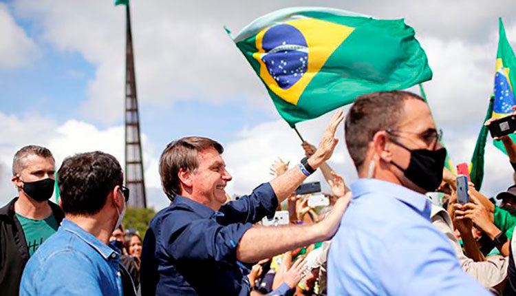 Bolsonaro está en el centro de la polémica por no acatar las medidas de prevención contra la neumonía COVID-19, a la que calificó de "gripecita". / Foto: Reuters