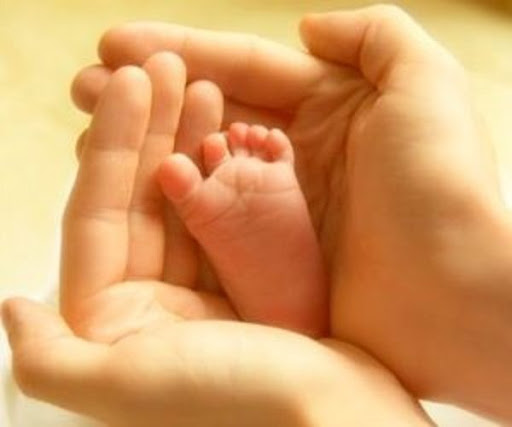 El mejor regalo madre tocando pies de su bebe