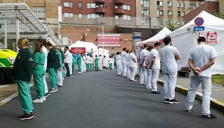 El personal de salud del Hospital Saint Pierre protesta por la falta de recursos sanitarios en la lucha contra la pandemia. Foto: Página 12.