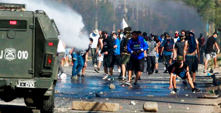 Violenta protesta en Chile por falta de alimentos durante la cuarentena Violenta protesta en Chile por falta de alimentos durante la cuarentena