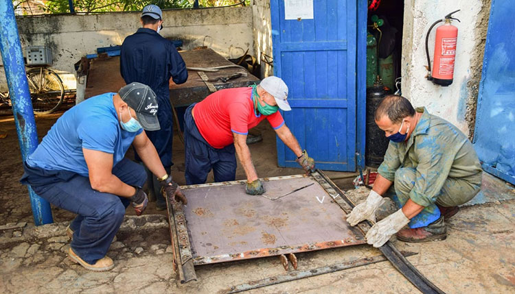 Imprescindible gestión del agua en tiempos de coronavirus Trabajadores de la brigada electromecánica confeccionan unas compuertas para el canal Herradura-San Diego