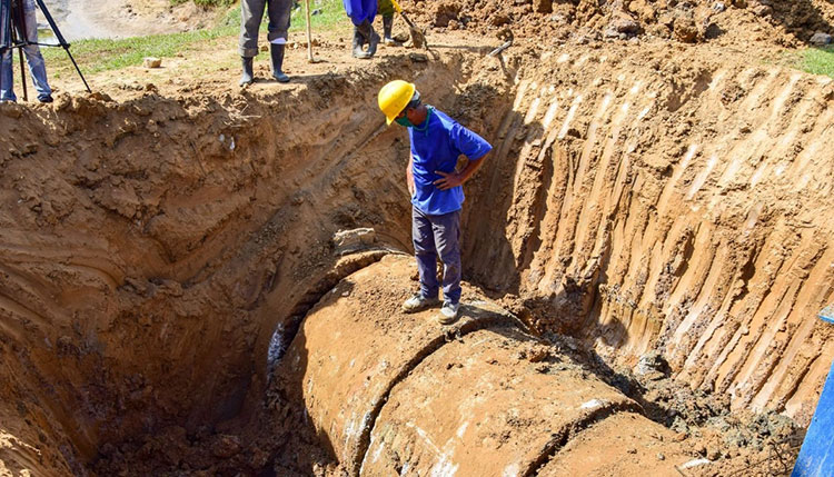 Imprescindible gestión del agua en tiempos de coronavirus Acción de mantenimiento en la derivadora Madre Vieja / Foto: Januar Valdés Barrios