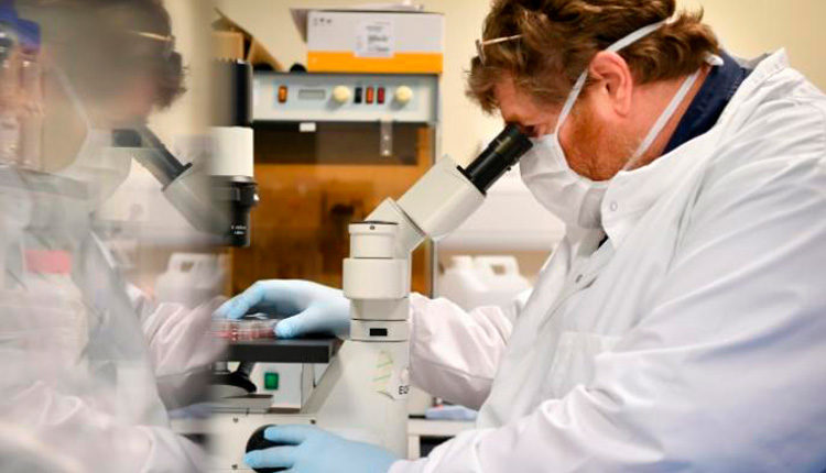 El investigador Jeff Drew trabaja en una vacuna contra el covid-19, el 15 de mayo de 2020, en Burgess Hill, sureste de Inglaterra. / Foto: AFP