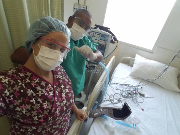 Arletys, la ‘zanmi’ de los pacientes recuperados en Haití Arletys de la Caridad Reinoso Lezcano en Haiti junto a medico haitiano