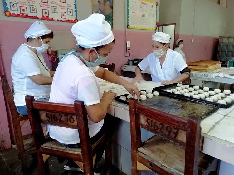 Diversos orígenes, un solo fin Diversidad es uno de los retos que cada día se proponen con sus producciones en el centro de elaboración.