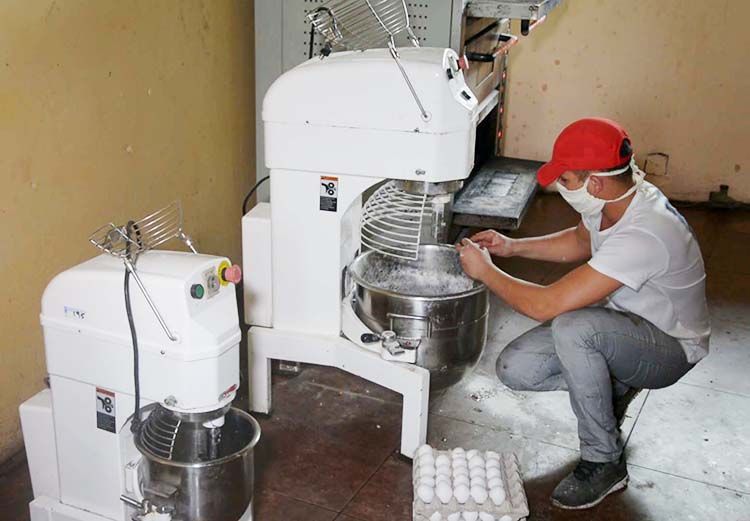 Desarrollo local frente a la COVID-19 en Pinar del Río Equipos facilitados por PADIT sobre los que se sustenta la elaboración de alimentos para la población.