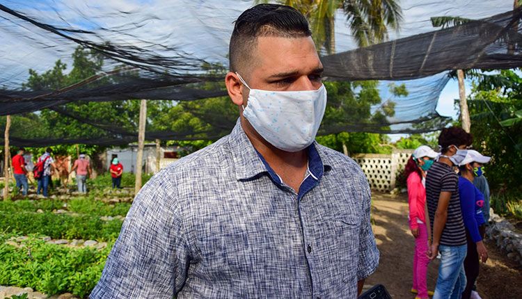 “Jóvenes por la vida” con las manos en la tierra Jesús González Arronte, jefe del departamento de producción de la UEB La Conchita