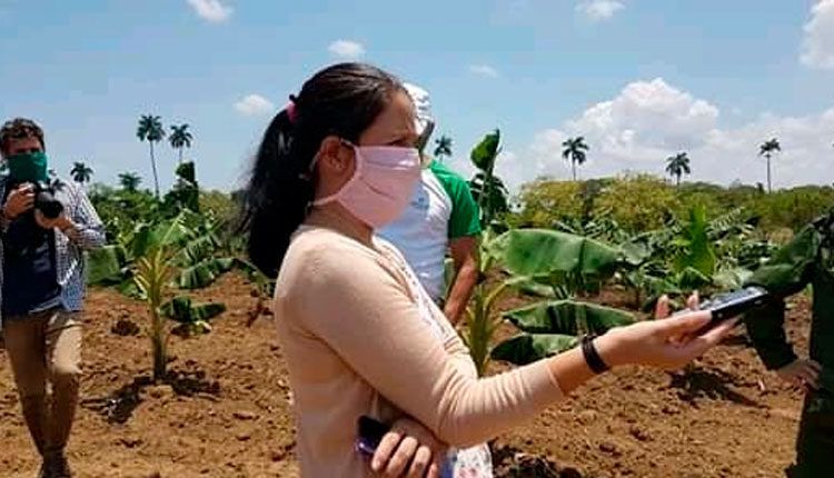 Dainarys acompaña a las principales autoridades de la provincia por zonas donde se prioriza la producción de alimentos.