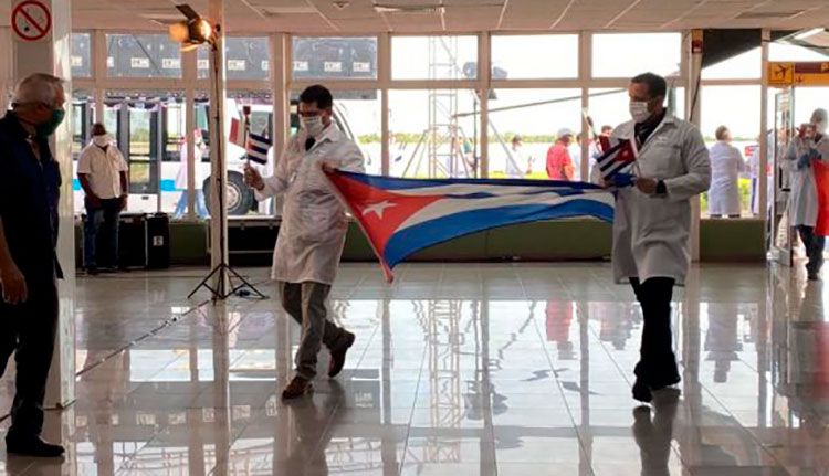 “Grazie”: Arribaron a La Habana los 52 médicos cubanos que combatieron la COVID-19 en Lombardía Desde la terminal 5 serán trasladados hasta el centro La Pradera para cumplir 14 días de aislamiento.
