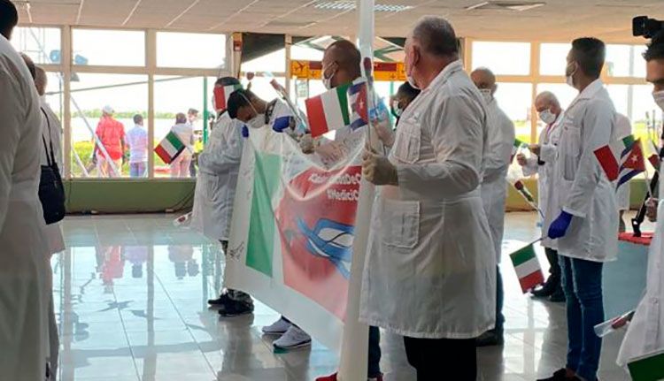 “Grazie”: Arribaron a La Habana los 52 médicos cubanos que combatieron la COVID-19 en Lombardía El presidente cubano envió un agradecimiento a nombre del pueblo de Cuba por la labor realizada.