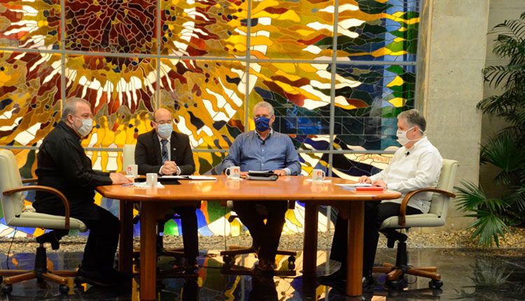 El presidente, el primer ministro y el vice primer ministro cubanos comparecen en la Mesa Redonda este jueves 11 de junio de 2020. / Foto: Presidencia Cuba.