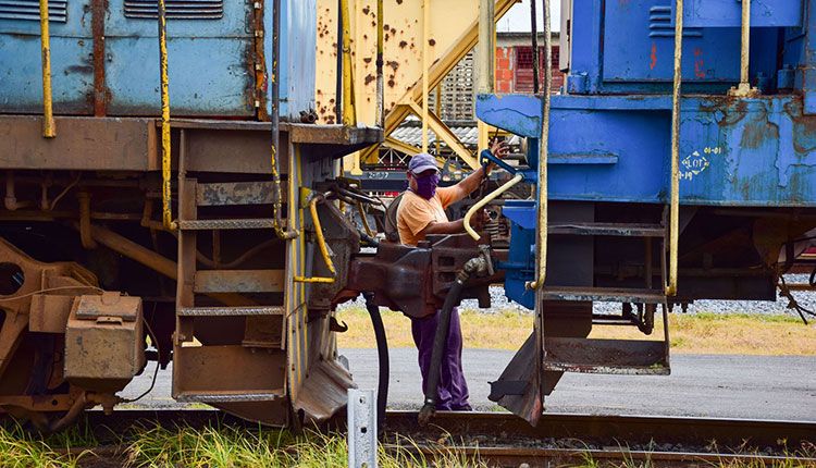 Talleres ferroviarios activos en tiempo de pandemia Se priorizan las labores de mantenimiento técnico de los equipos ferroviarios. / Foto: Januar Valdés Barrios