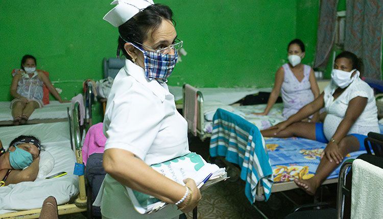 La noche no amedrenta a los valientes en Pinar del Río Solangel Parcero Arencibia, enfermera del hogar materno regional Justo Legón Padilla. / Foto: Jaliosky Ajete Rabeiro