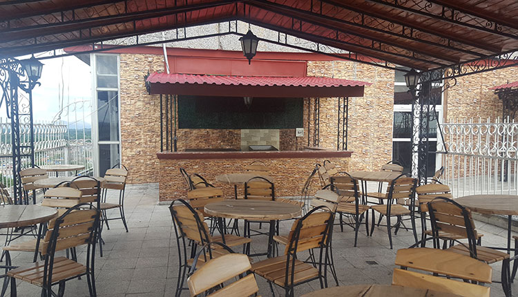 Restaurante 12 Plantas, para el disfrute pleno de la familia pinareña Bar - Restaurante 12 Plantas en Pinar del Río / Foto: Osmay Pérez