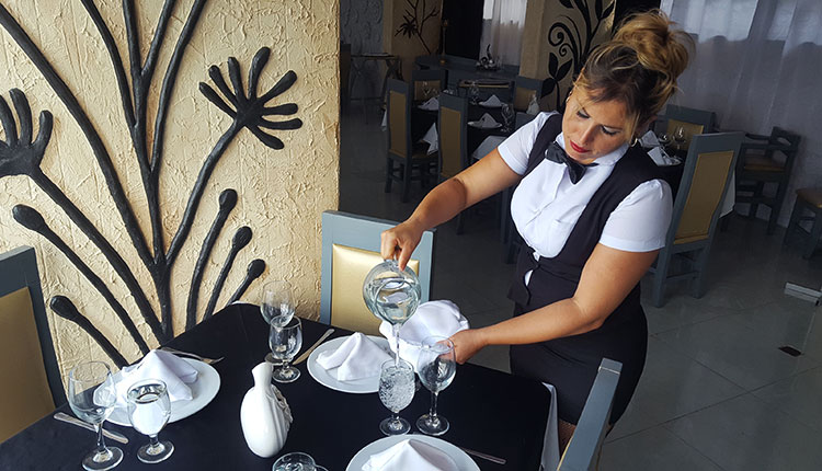 Restaurante 12 Plantas, para el disfrute pleno de la familia pinareña Bar - Restaurante 12 Plantas en Pinar del Río / Foto: Osmay Pérez
