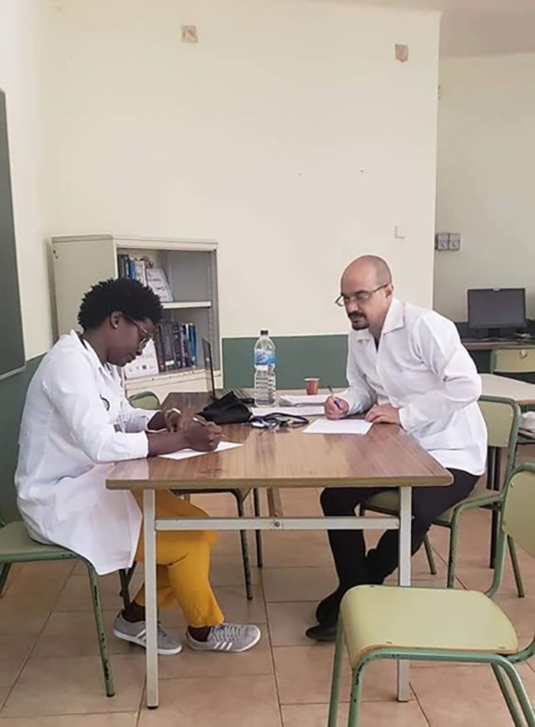 Un puente infinito de solidaridad: dos médicos pinareños en el corazón de África Juan Carlos Cabrera Villar