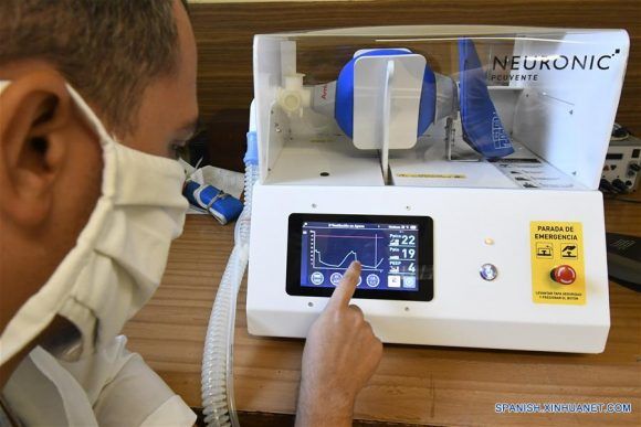 Cuba alista 500 ventiladores pulmonares de factura nacional Ingeniero José Carlos Santos revisando un ventilador pulmonar en el Centro de Neurociencias. Foto: Xinhua/Joaquín Hernández