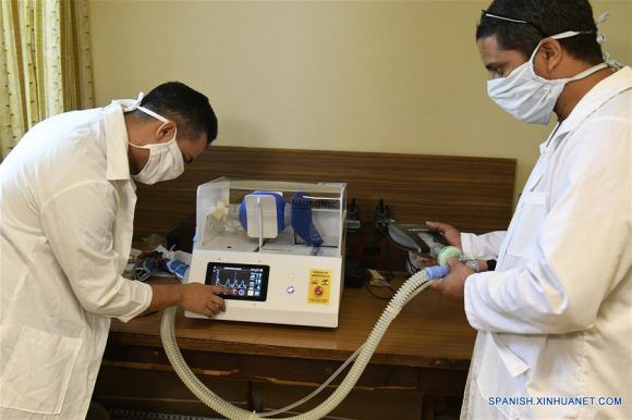 Cuba alista 500 ventiladores pulmonares de factura nacional Ingeniero Ernesto Velarde (d), jefe del proyecto que fabricará ventiladores pulmonares de emergencia y el ingeniero José Carlos Santos (i), revisando un ventilador pulmonar en el Centro de Neurociencias, en La Habana, Cuba. / Foto: Xinhua/Joaquín Hernández.