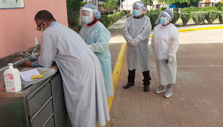 Argelia: donde se puso a prueba nuestra conciencia internacionalista Reinaldo Chequeando en el terreno el uso de medios de protección contra COVID 19 en Hospital Oftalmológico Amistad Argelia Cuba.